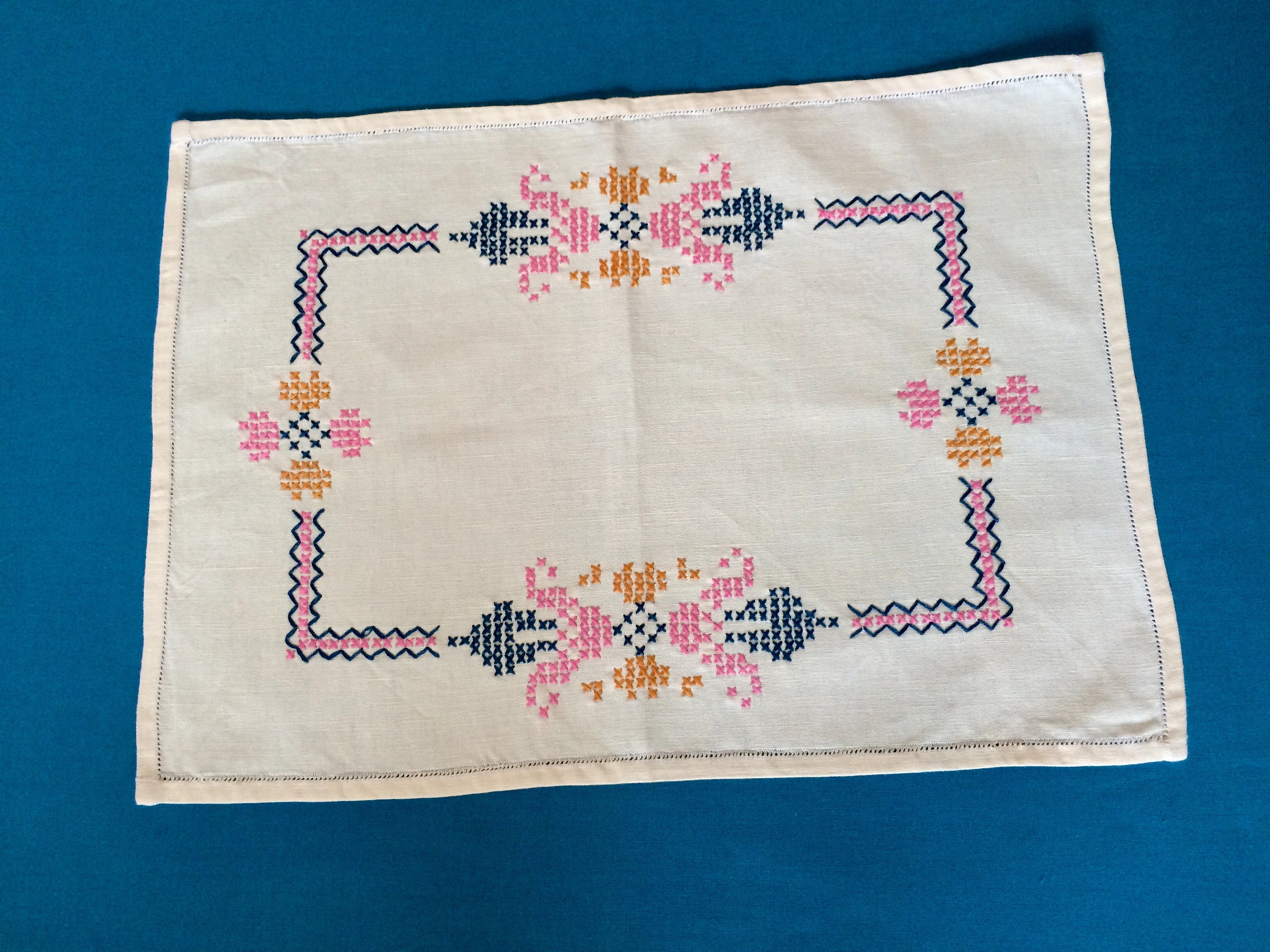 Napperon Vintage Ancien, en Coton Beige Brodé à La Main, Point de Croix Rose et Bleu 26.5x35.5 cm Fr