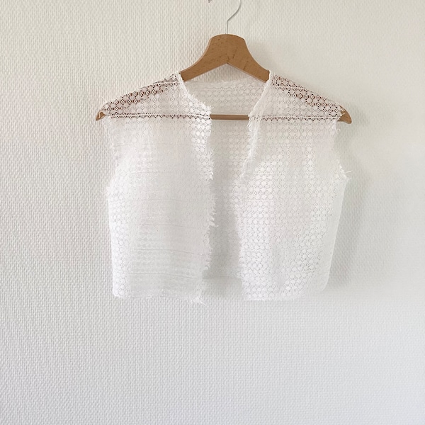 Boléro vintage des années 1940 / blouse gilet en dentelle de coton blanc / fait main / chemisier ancien / Austrian vintage vest 40’s