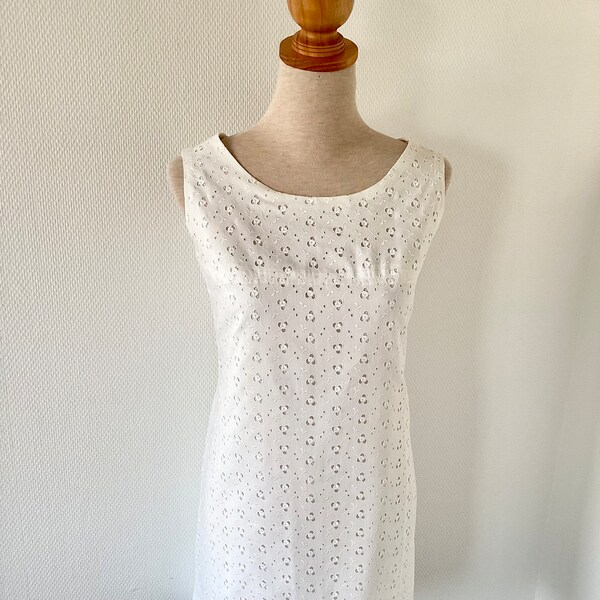 Robe dentelle vintage 1970 / robe droite en dentelle de coton blanc / fait main / fabrication française / french vintage dress 70’s