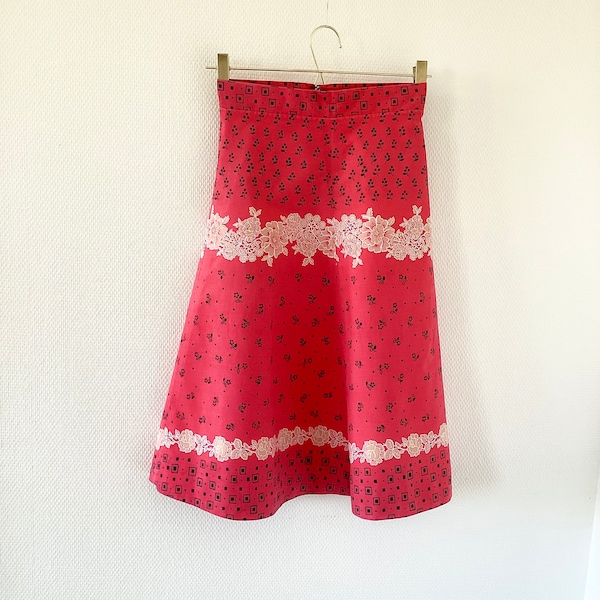 Jupe midi vintage 1960 / jupe en coton rouge fleurs noires blanches / jupe longue / fait à la main / french vintage skirt 60’s