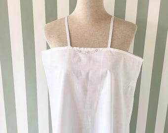 Robe de nuit ancienne 1920 / S / chemise de nuit coton blanc et fleurs roses brodées / fait main / vintage / french antique nightdress 20’s