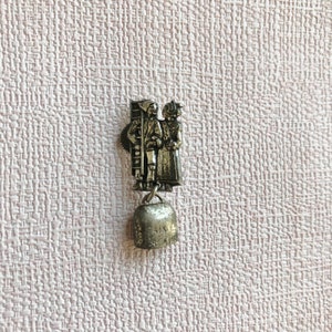 Broche vintage personnages 1960 / broche Augis en métal argenté / petite broche / french vintage brooch 60’s