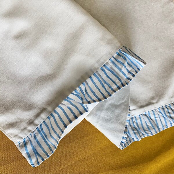 Taie d’oreiller vintage 1960 blanche volant rayé bleu et blanc / housse en coton /linge de lit ancien / french antique bed linen 60’s