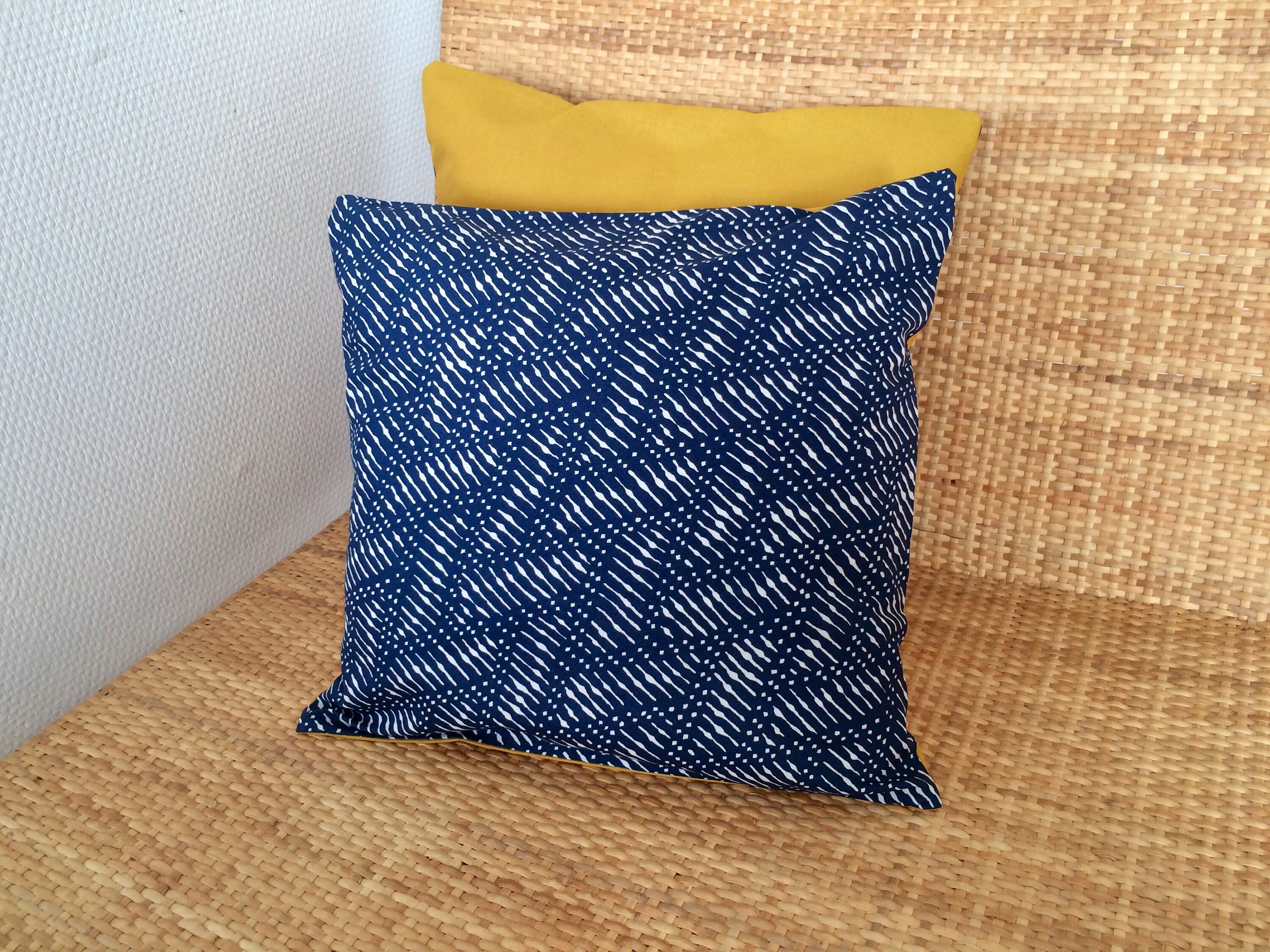 Housse de Coussin en Tissu Vintage, Coton Bleu Marine Imprimé Motif Géométrique Blanc, Dos Jaune, 30