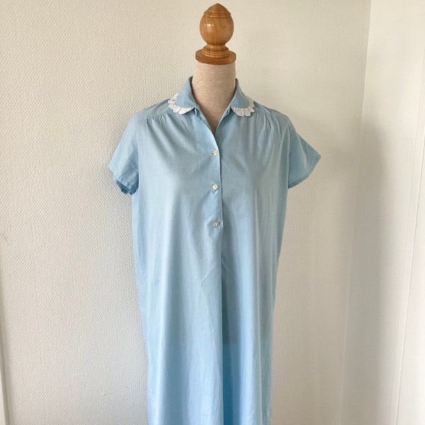 Chemise de nuit vintage 1970 / robe longue en coton bleu et dentelle / col Claudine brodé / french vintage nightdress 70’s