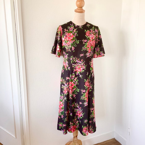 Robe vintage des années 1960 / robe midi sixties noire à fleurs roses et ver / robe ancienne / fait main / french vintage dress 60’s