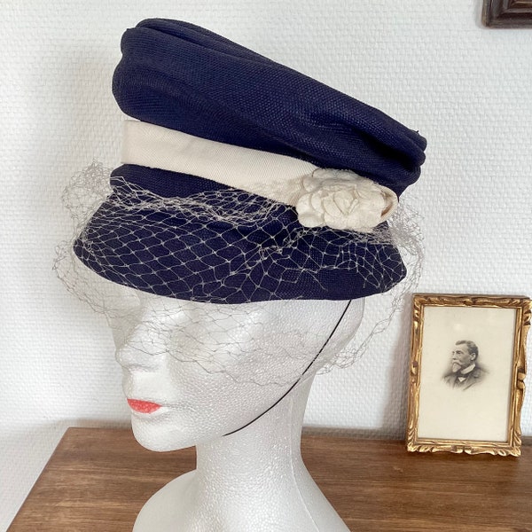 Vintage 1950 hat / old hat in navy blue straw / large white flower fascinator / French manufacture / French vintage hat 50's