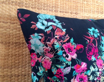 Cushion cover in vintage fabric, black cotton printed with blue and pink flowers, blue back, 30x30 cm / cushion cover