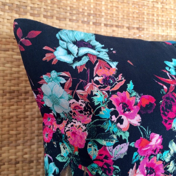 Housse de coussin en tissu vintage, coton noir imprimé fleurs bleues et roses, dos bleu, 30x30 cm / cushion cover