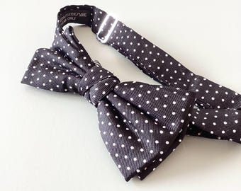 Vintage-Fliege aus den 1960er Jahren / Antike schwarze Seidenfliege mit Polka-Dots / Handgefertigt / Anzug / Hergestellt in Frankreich / Französische Vintage-Fliege aus den 60er Jahren