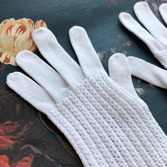 Old crochet gloves 1950 / vintage white crochet g… - image 9