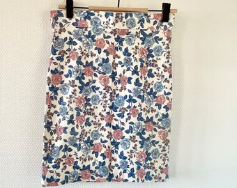 Mini Jupe vintage 1980 / jupe courte droite coton blanc fleurs roses bleues / fait main / fabrication française / french vintage skirt 80’s