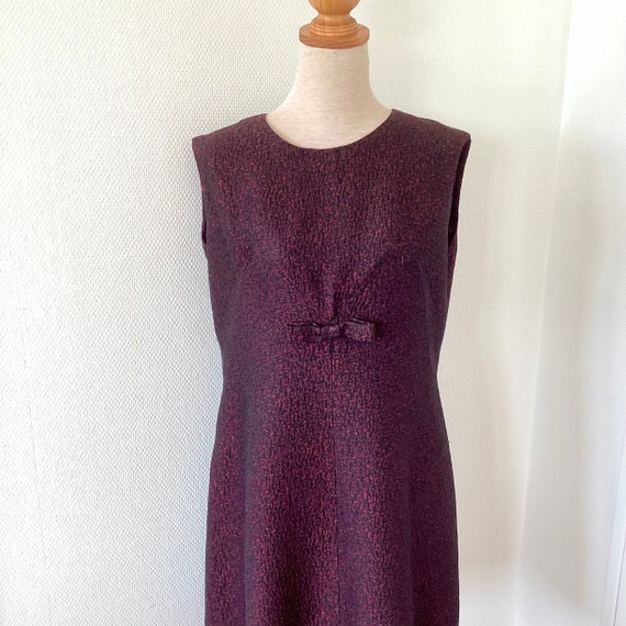 Robe vintage  1960 / robe midi en satin brodé noi… - image 1