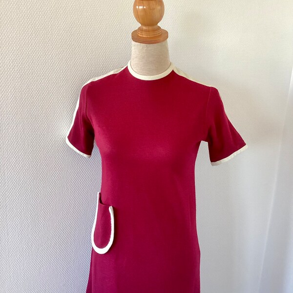 Robe vintage des années 1960 / robe sixties rouge foncée bordeaux courte / robe ancienne de cérémonie / Fait à la main / vintage dress 60’s