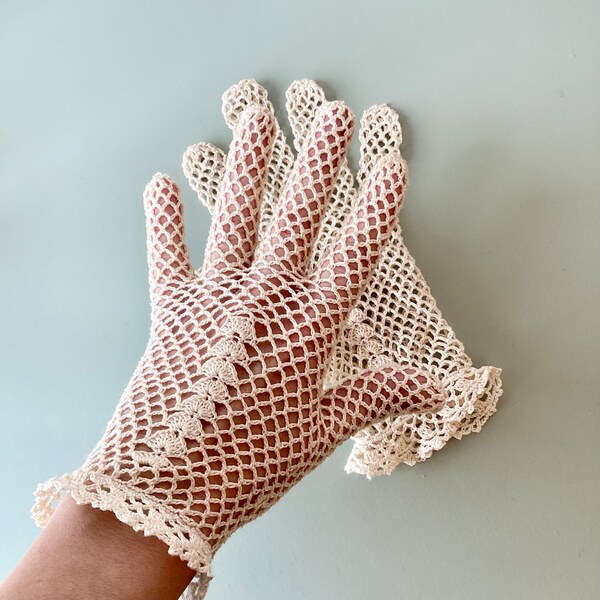 Gants dentelle anciens 1930 / gants vintage en crochet beige / gants victoriens / gants cérémonie fait main / french antique lace glove 30’s