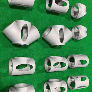 Puede incluir: Una colecci&oacute;n de 10 accesorios de tuber&iacute;a de metal plateado en varias formas y tama&ntilde;os. Los accesorios tienen m&uacute;ltiples aberturas y est&aacute;n dise&ntilde;ados para conectar tuber&iacute;as.