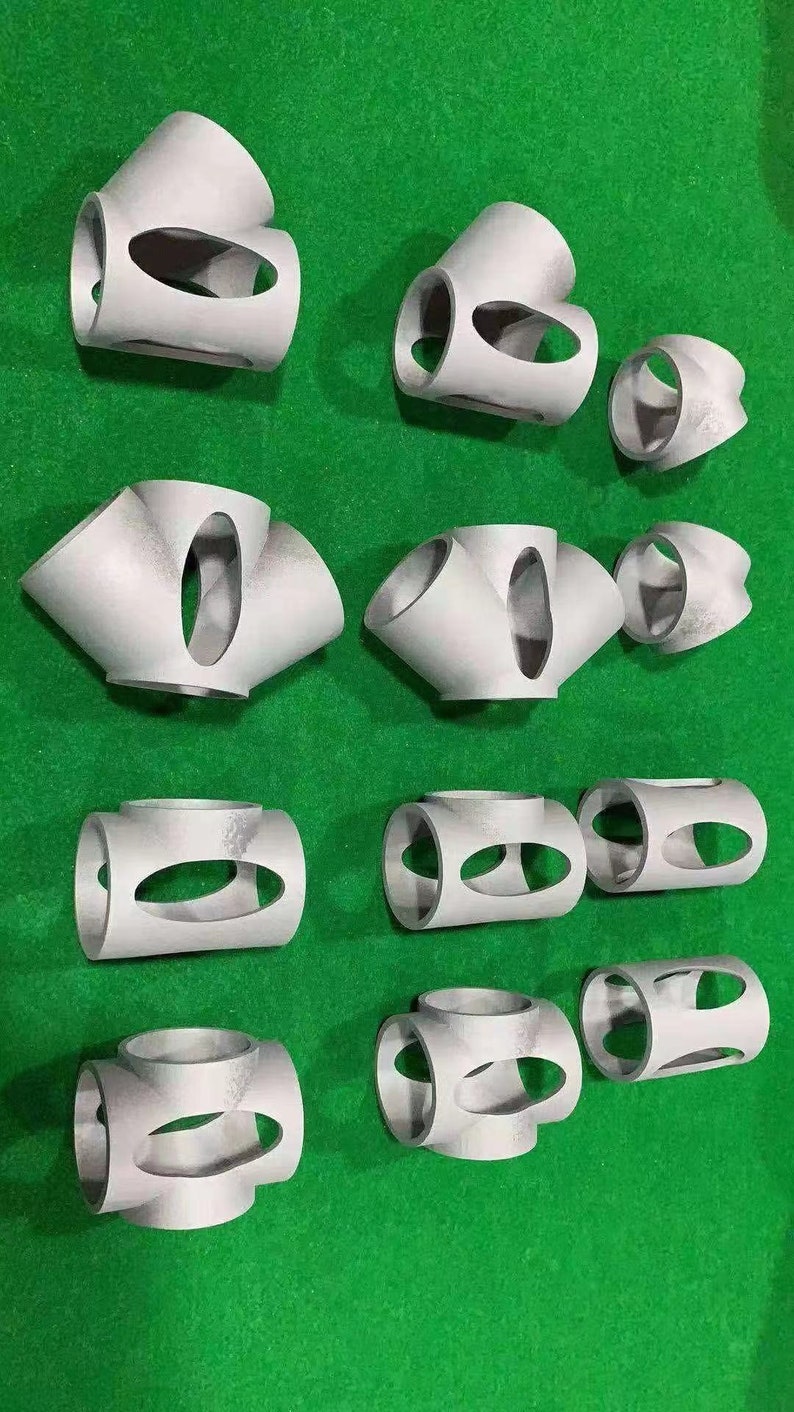 Puede incluir: Una colecci&oacute;n de 10 accesorios de tuber&iacute;a de metal plateado en varias formas y tama&ntilde;os. Los accesorios tienen m&uacute;ltiples aberturas y est&aacute;n dise&ntilde;ados para conectar tuber&iacute;as.