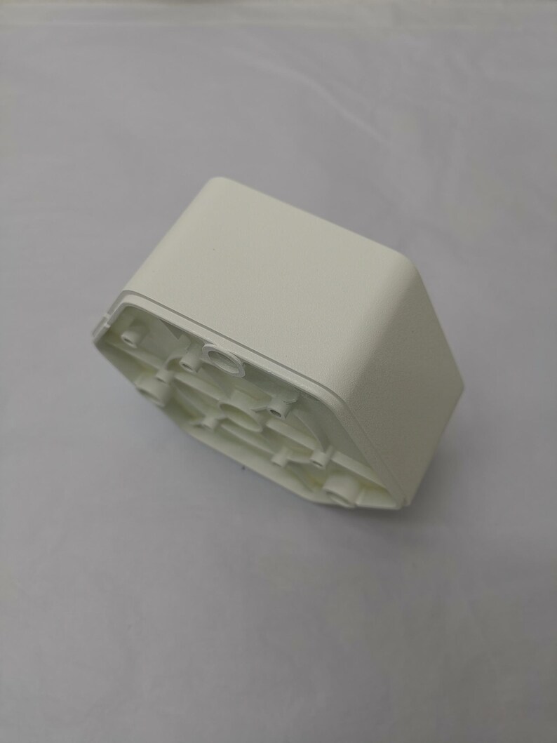 以下が含まれることがあります： 底に複数の小さな穴が開いた六角形の白いプラスチックボックス
