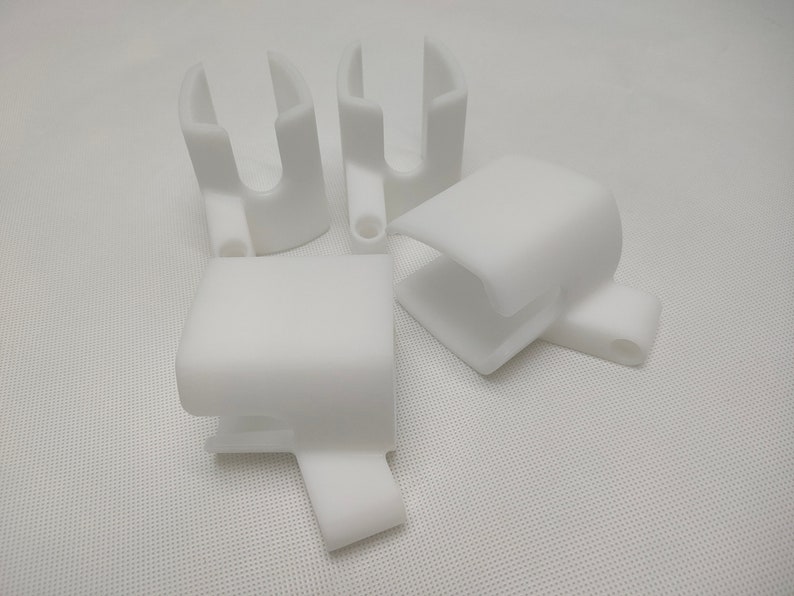 Peut inclure: Quatre pi&egrave;ces en plastique blanc imprim&eacute;es en 3D avec une ouverture en forme de U. Les pi&egrave;ces sont con&ccedil;ues pour &ecirc;tre utilis&eacute;es comme support ou support.