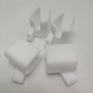 Peut inclure: Quatre clips en plastique blanc, pouvant servir &agrave; maintenir des objets ensemble ou &agrave; organiser des c&acirc;bles.