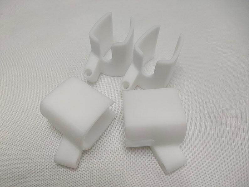 Peut inclure: Quatre clips en plastique blanc, pouvant servir &agrave; maintenir des objets ensemble ou &agrave; organiser des c&acirc;bles.