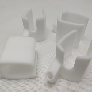 Peut inclure: Quatre supports d'angle en plastique blanc avec un bord arrondi. Les supports ont un trou d'un c&ocirc;t&eacute; et une fente de l'autre.