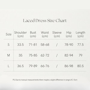 Puede incluir: Una tabla de tallas para vestido con cordones que muestra medidas en cent&iacute;metros para las tallas S, M y L. La tabla incluye columnas para hombro, busto, cintura, manga, cadera y largo. Una nota al pie menciona una variaci&oacute;n de 2-3cm.