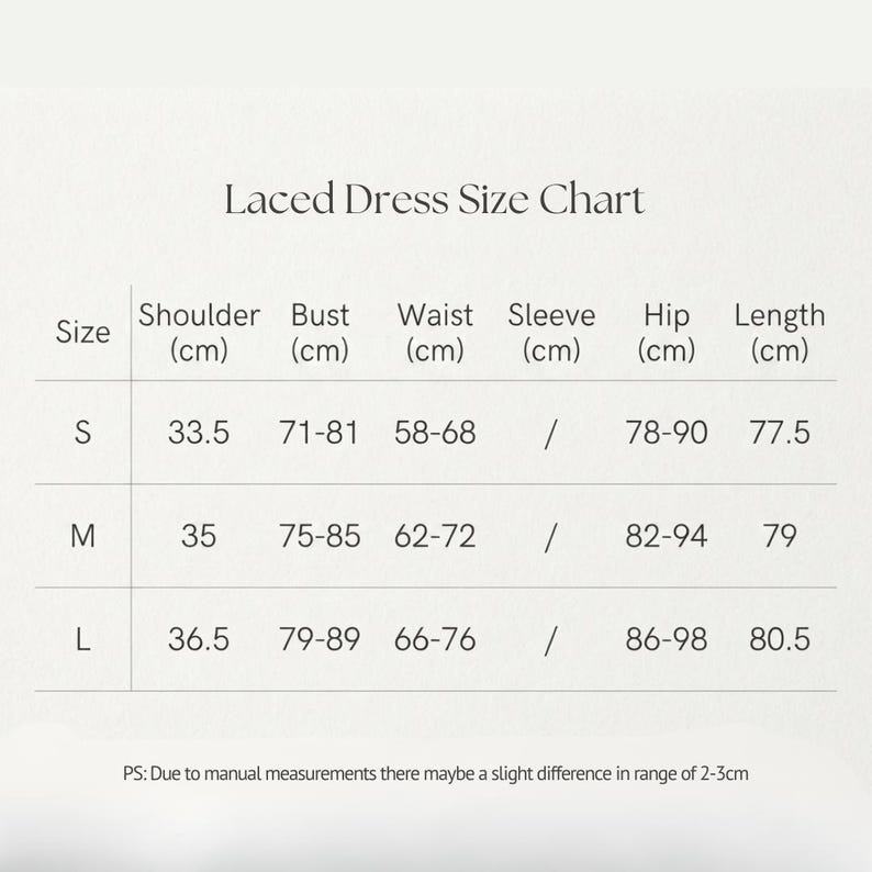 Puede incluir: Una tabla de tallas para vestido con cordones que muestra medidas en cent&iacute;metros para las tallas S, M y L. La tabla incluye columnas para hombro, busto, cintura, manga, cadera y largo. Una nota al pie menciona una variaci&oacute;n de 2-3cm.