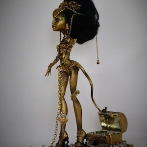 Golden Dragon&#39;s Trove Doll Beeldje Monster High Ooak Repaint Custom