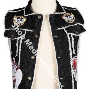 Puede incluir: Chaleco vaquero negro con ribete de piel sintética blanca y parches bordados. Presenta diseños de calaveras, corazones y emblemas. El chaleco tiene cierre de botones y dos bolsillos. El texto "Shop Medieval Knives / Etsy" es visible.