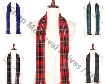 Op de afbeelding: Een collectie geruite sjaals in verschillende kleuren, waaronder blauw, rood, groen, zwart en grijs. Elke sjaal wordt getoond op een mannequin, met de gefranjerde uiteinden en het klassieke tartanpatroon. Een modeaccessoire.