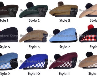 Op de afbeelding: Assortiment van baret-stijl hoeden in verschillende kleuren, waaronder bruin, groen en blauw. Elke hoed heeft een pompon en een klein zakdetail. De afbeelding bevat de tekst "Shop Medieval Knives" en stijlnummers.