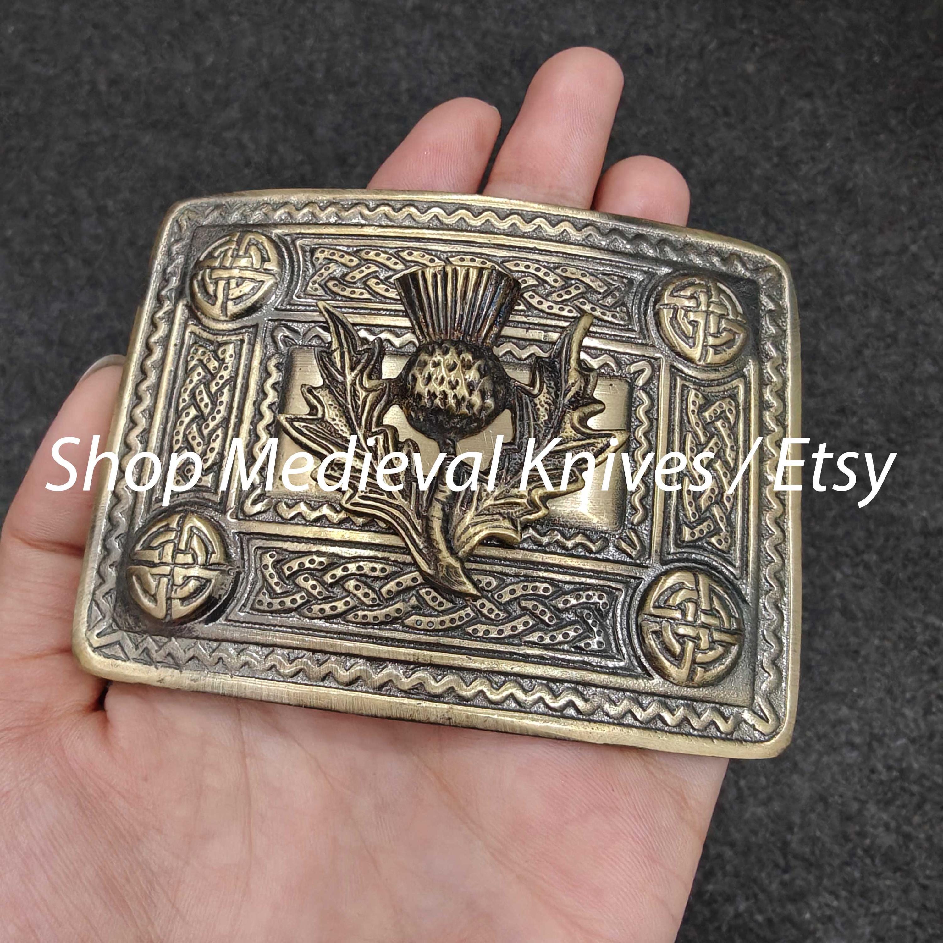 Fibbia per cintura da kilt scozzese con fiore di cardo / Realizzata in ottone anticato / Dimensioni 3,5 x 2,5 / Fibbia per cintura da kilt di alta qualità fatta a mano - Italia