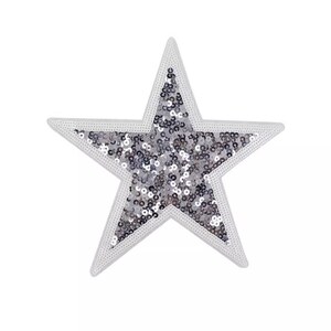 Puede incluir: Un parche en forma de estrella de lentejuelas plateadas con un contorno blanco. El parche es perfecto para agregar un toque de brillo a la ropa, las bolsas u otras manualidades.