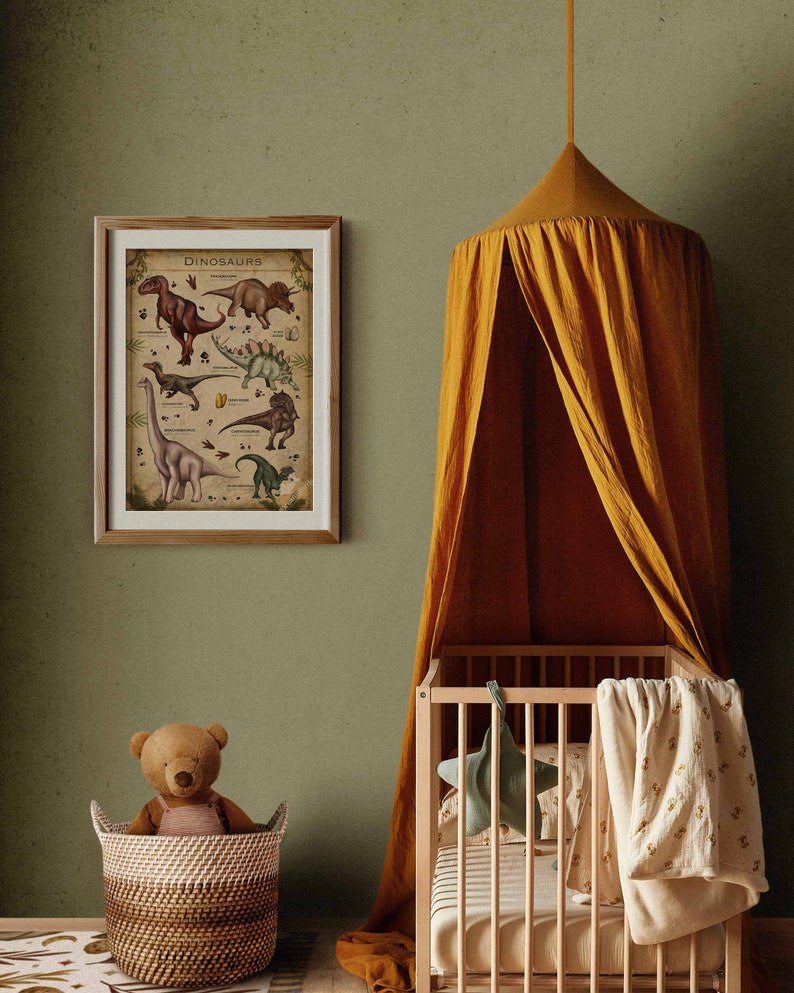 K&ouml;nnte beinhalten: Ein gerahmtes Vintage-Poster mit Illustrationen verschiedener Dinosaurier, betitelt "Dinosaurs". Das Poster h&auml;ngt an einer gr&uuml;nen Wand &uuml;ber einem Holzbettchen mit einem gelben Baldachin. Ein Teddyb&auml;r sitzt in einem geflochtenen Korb.