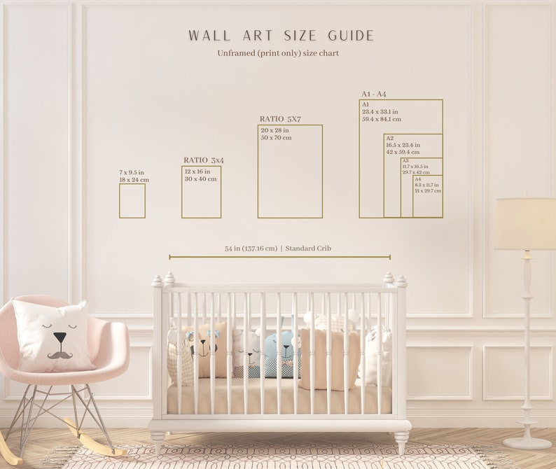 K&ouml;nnte beinhalten: Ein Wandkunst-Gr&ouml;&szlig;enleitfaden mit einem Kinderbett im Hintergrund. Der Leitfaden zeigt verschiedene Druckgr&ouml;&szlig;en in Zoll und Zentimetern, darunter 7x9,5 Zoll, 12x16 Zoll, 20x28 Zoll und 23,4x33,1 Zoll. Der Leitfaden enth&auml;lt auch den Text "A1-A4" und "Standard-Kinderbett".