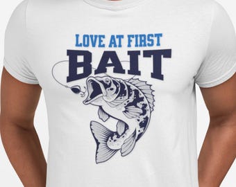 Angeln-Liebhaber-T-Shirt, Liebe auf den ersten Köder-T-Stück, Bass-Angeln-Bekleidung, Outdoor-Abenteuer-Shirt, See-Leben, Ozean Boater Geschenk