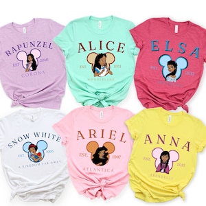 以下が含まれることがあります： ディズニーのプリンセスが描かれた、名前と設立日が書かれた6種類のTシャツ。Tシャツの色は、ピンク、イエロー、ホワイト、ブルー、レッドなど、さまざまです。