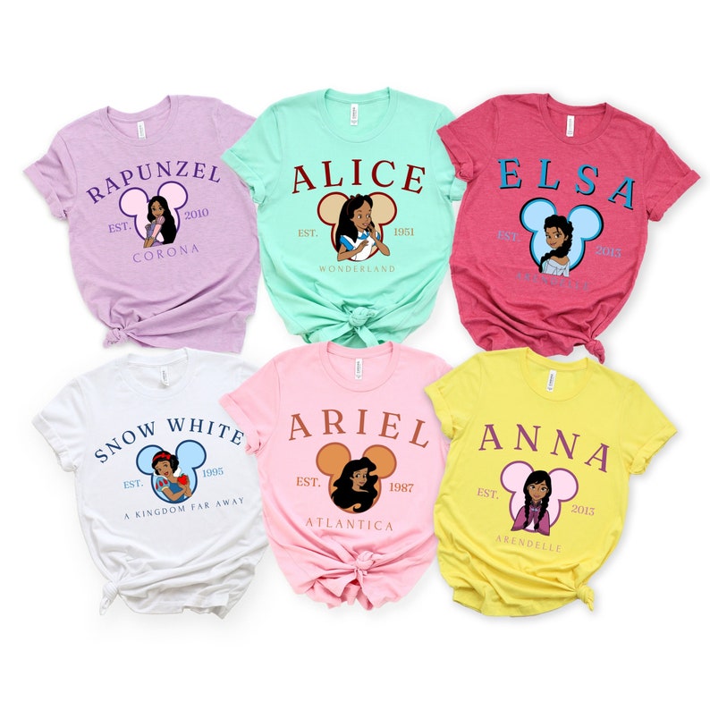 以下が含まれることがあります： ディズニーのプリンセスが描かれた、名前と設立日が書かれた6種類のTシャツ。Tシャツの色は、ピンク、イエロー、ホワイト、ブルー、レッドなど、さまざまです。
