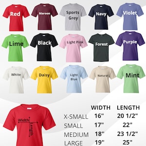 Puede incluir: Un gr&aacute;fico que muestra diferentes opciones de color para camisetas de j&oacute;venes. El gr&aacute;fico muestra 15 colores diferentes, incluyendo rojo, granate, gris deportivo, azul marino, violeta, lima, negro, rosa claro, bosque, morado, blanco, margarita, azul claro, natural y menta. El gr&aacute;fico tambi&eacute;n incluye una tabla de tallas con las siguientes tallas: XXS, XS, S, M y L. La tabla de tallas muestra el ancho y la longitud de cada talla en pulgadas.