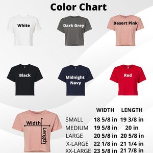 Puede incluir: Tabla de colores para camisetas de mujer de corte corto en blanco, gris oscuro, rosa desierto, negro, azul marino medianoche y rojo. La tabla muestra las medidas de ancho y largo para cada talla: peque&ntilde;a, mediana, grande, extra grande y extra extra grande.