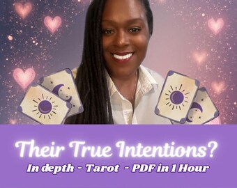 Op de afbeelding: Een lachende vrouw houdt tarotkaarten vast met zon- en maanontwerpen. De afbeelding heeft een paarse en roze achtergrond met harten en glitters. Tekst op een paarse banner luidt "Their True Intentions?" en "In depth - Tarot - PDF in 1 Hour."