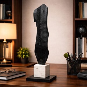 Abstrakt minimalistisk skulptur modern svart staty samtida konstdekor 54,5 x 13,3 cm