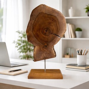 Könnte beinhalten: Handgefertigtes Holzschild mit dem Text "Willkommen in unserem Zuhause" in handschriftlichem Stil. Das Schild ist weiß lackiert und hat einen dunkel gebeizten Rahmen. Ein kleines, dekoratives Herz ist unten angebracht.