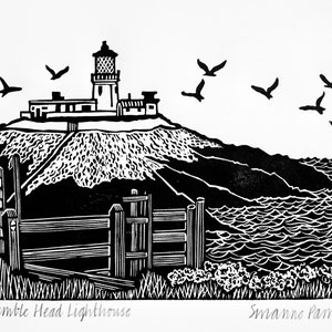 Może przedstawiać: Czarno-biały wydruk linorytu przedstawiający latarnię morską na klifie z płotem na pierwszym planie i latającymi nad nią mewami. Druk nosi tytuł "Stumble Head Lighthouse" i jest podpisany przez "Suzanne Parry".