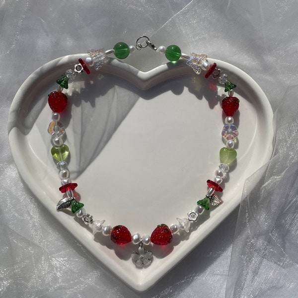 Collier de perles aux fraises/ inspiré de l’an 2000/ Collier de perles aux fraises/ Esthétique Fairycore / Esthétique Cottagecore /Fée