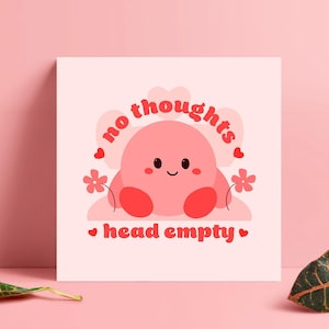 Può includere: Personaggio dei cartoni animati rosa con un'espressione felice, seduto su una nuvola con dei fiori. Il testo "no thoughts head empty" è scritto in lettere rosse intorno al personaggio.