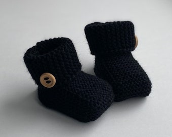 Patucos de punto Calcetines negros tejidos a mano Botas de recién nacido Ropa gótica para bebé Conjunto alternativo para bebé Regalo de baby shower gótico hecho a mano