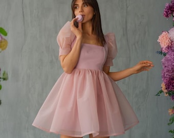 Vestido babydoll rosa empolvado: vestido de cóctel de corte imperio con mangas farol.