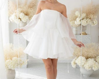 Vestido de cóctel con hombros descubiertos: minivestido blanco con elegantes mangas transparentes, perfecto para fiestas de verano y graduaciones.